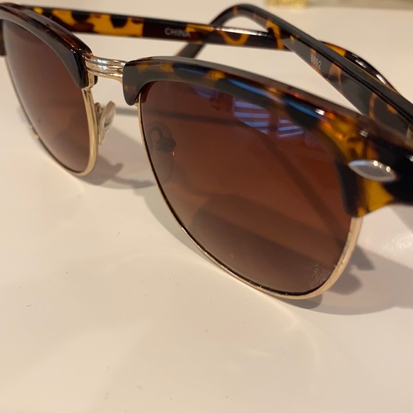 Brown Tinted Square Shape Sunglasses - With Case - Picture 3 of 3